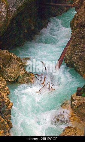 Il sentiero della cascata, nella parte inferiore accessibile della gola Leutascher Geisterklamm Foto Stock