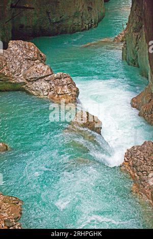 Il sentiero della cascata, nella parte inferiore accessibile della gola Leutascher Geisterklamm Foto Stock