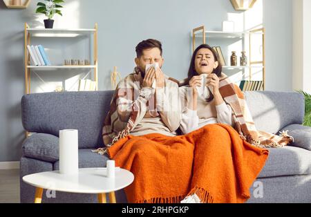 Coppia di famiglia malata che soffre di freddo a casa Foto Stock