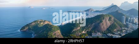 Rio de Janeiro, Brasile: La funivia del Pan di zucchero e la splendida vista panoramica dello skyline della città con montagne, spiagge e quartieri Foto Stock