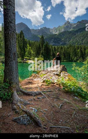 Il turista ammira lo splendido paesaggio. Europa, Italia, Trentino alto Adige, valle di non, provincia di Trento, ville d'Anaunia, Tuenno Foto Stock