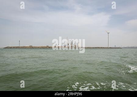 Zeebrugge, Belgio. 18 agosto 2023. La figura mostra il terminale GNL Zeebrugge nel porto di Zeebrugge, venerdì 18 agosto 2023. BELGA PHOTO JAMES ARTHUR GEKIERE Credit: Belga News Agency/Alamy Live News Foto Stock