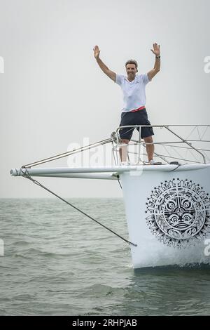 Zeebrugge, Belgio. 18 agosto 2023. Lo skipper Denis Van Weynbergh ha fotografato il suo yacht a vela per il progetto "Vendee Globe 2024", sponsorizzato da D¿Ietern Group, venerdì 18 agosto 2023 a Zeebrugge. Il Vendee Globe 2024-2025 è una corsa di yacht non-stop intorno al mondo per yacht di classe IMOCA 60 con equipaggio di una sola persona. Sarà la decima edizione della gara e partirà e terminerà a Les Sables-d'Olonne, in Francia. Il belga Denis Van Weynbergh parteciperà all'evento. BELGA PHOTO JAMES ARTHUR GEKIERE Credit: Belga News Agency/Alamy Live News Foto Stock