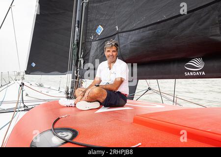 Zeebrugge, Belgio. 18 agosto 2023. Lo skipper Denis Van Weynbergh ha fotografato il suo yacht a vela per il progetto "Vendee Globe 2024", sponsorizzato da D¿Ietern Group, venerdì 18 agosto 2023 a Zeebrugge. Il Vendee Globe 2024-2025 è una corsa di yacht non-stop intorno al mondo per yacht di classe IMOCA 60 con equipaggio di una sola persona. Sarà la decima edizione della gara e partirà e terminerà a Les Sables-d'Olonne, in Francia. Il belga Denis Van Weynbergh parteciperà all'evento. BELGA PHOTO JAMES ARTHUR GEKIERE Credit: Belga News Agency/Alamy Live News Foto Stock