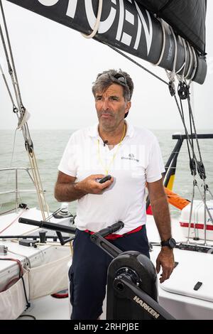 Zeebrugge, Belgio. 18 agosto 2023. Lo skipper Denis Van Weynbergh ha fotografato il suo yacht a vela per il progetto "Vendee Globe 2024", sponsorizzato da D¿Ietern Group, venerdì 18 agosto 2023 a Zeebrugge. Il Vendee Globe 2024-2025 è una corsa di yacht non-stop intorno al mondo per yacht di classe IMOCA 60 con equipaggio di una sola persona. Sarà la decima edizione della gara e partirà e terminerà a Les Sables-d'Olonne, in Francia. Il belga Denis Van Weynbergh parteciperà all'evento. BELGA PHOTO JAMES ARTHUR GEKIERE Credit: Belga News Agency/Alamy Live News Foto Stock