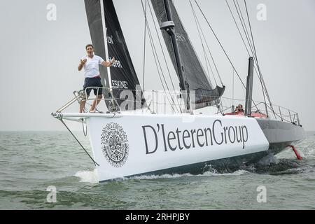 Zeebrugge, Belgio. 18 agosto 2023. Lo skipper Denis Van Weynbergh ha fotografato il suo yacht a vela per il progetto "Vendee Globe 2024", sponsorizzato da D¿Ietern Group, venerdì 18 agosto 2023 a Zeebrugge. Il Vendee Globe 2024-2025 è una corsa di yacht non-stop intorno al mondo per yacht di classe IMOCA 60 con equipaggio di una sola persona. Sarà la decima edizione della gara e partirà e terminerà a Les Sables-d'Olonne, in Francia. Il belga Denis Van Weynbergh parteciperà all'evento. BELGA PHOTO JAMES ARTHUR GEKIERE Credit: Belga News Agency/Alamy Live News Foto Stock