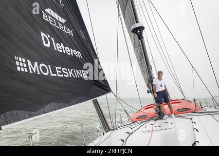 Zeebrugge, Belgio. 18 agosto 2023. Lo skipper Denis Van Weynbergh ha fotografato il suo yacht a vela per il progetto "Vendee Globe 2024", sponsorizzato da D¿Ietern Group, venerdì 18 agosto 2023 a Zeebrugge. Il Vendee Globe 2024-2025 è una corsa di yacht non-stop intorno al mondo per yacht di classe IMOCA 60 con equipaggio di una sola persona. Sarà la decima edizione della gara e partirà e terminerà a Les Sables-d'Olonne, in Francia. Il belga Denis Van Weynbergh parteciperà all'evento. BELGA PHOTO JAMES ARTHUR GEKIERE Credit: Belga News Agency/Alamy Live News Foto Stock