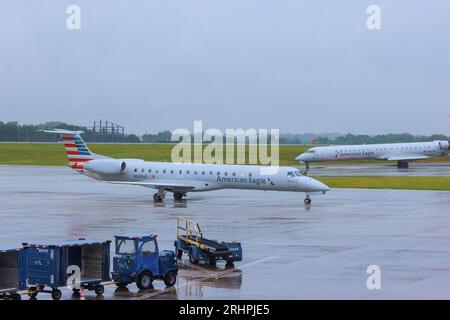 26 aprile 2023 Charlotte Airport NC USA come aereo American Airlines si prepara a decollare sulla pista dell'aeroporto internazionale Douglas di Charlotte, è in viaggio per volare Foto Stock