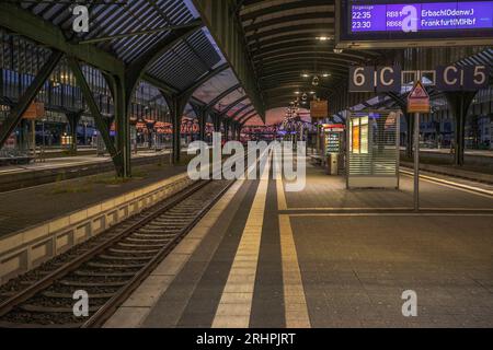 Impressioni notturne dalla stazione ferroviaria di Darmstadt Foto Stock