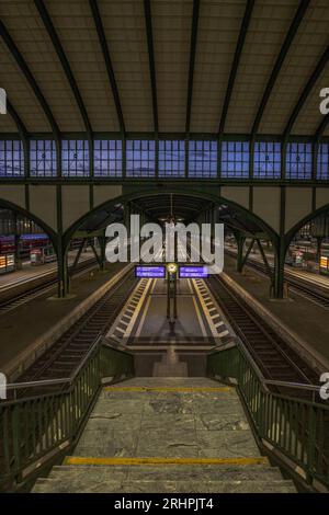 Impressioni notturne dalla stazione ferroviaria di Darmstadt Foto Stock