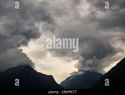 Nuvole di tempesta in arrivo. Alpi italiane, Entracque, Cuneo, Piemonte, Italia. Foto Stock