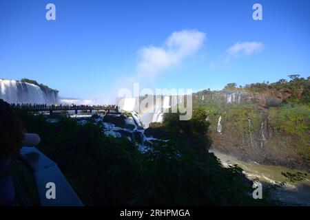 Turisti alle cascate dell'Iguazú, una delle grandi meraviglie naturali del mondo, al confine tra Brasile e Argentina. Vista panoramica Foto Stock