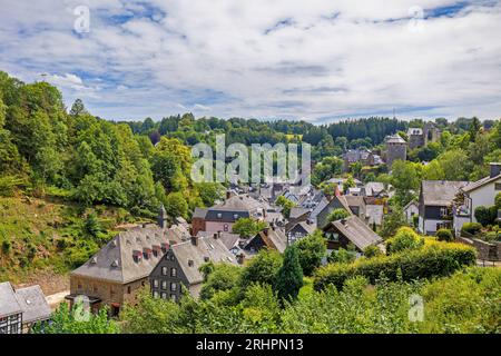 Vista della città medievale di Monschau, regione di Eifel, Renania settentrionale-Vestfalia, Germania Foto Stock