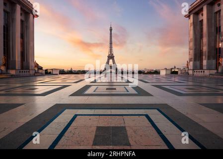 Torre Eiffel a Parigi, Francia all'alba dal Trocadero Foto Stock