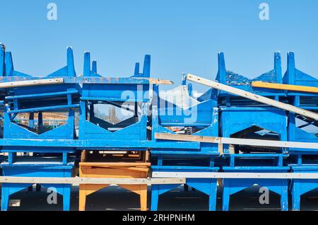 Pila di lettini da mare impilati blu, bianco e giallo, lettini da sole, lettini da mare, stagione estiva, mare, mare, tempo libero, riposo, sfondo del blog, copia pubblicitaria Foto Stock