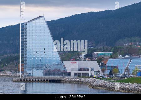 The Contempory 16 Story Tall, Norwegian SCANDIC SEILET Hotel costruito sulla riva del Moldefjord (Moldefjorden), Molde, Møre og Romsdal, Norvegia. Foto Stock