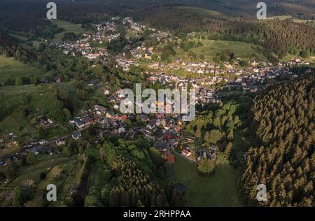 Germania, Turingia, Ilmenau, Stützerbach, villaggio, foresta, montagne, panoramica, vista obliqua, vista aerea Foto Stock