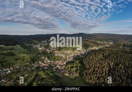 Germania, Turingia, Ilmenau, Stützerbach, villaggio, foresta, montagne, panoramica, foto aerea Foto Stock