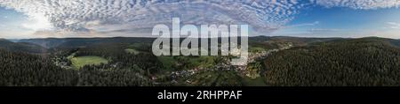 Germania, Turingia, Ilmenau, Stützerbach, villaggio, foresta, montagne, parzialmente retroilluminazione, panoramica, vista aerea, panorama a 36ö Foto Stock