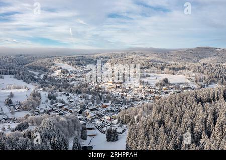 Germania, Turingia, Ilmenau, Stützerbach, villaggio, foresta, montagne, neve, luce mattutina, panoramica, foto aerea Foto Stock