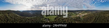 Germania, Turingia, Ilmenau, Stützerbach, villaggio, foresta, montagne, parzialmente retroilluminazione, panoramica, vista aerea, panorama a 36ö Foto Stock