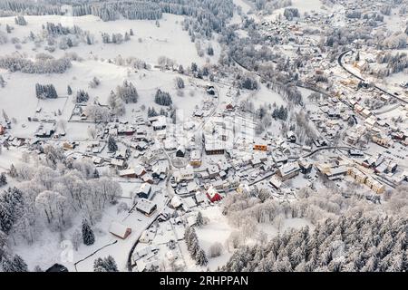 Germania, Turingia, Ilmenau, Stützerbach, villaggio, foresta, montagne, neve, luce mattutina, panoramica, vista obliqua, vista aerea Foto Stock