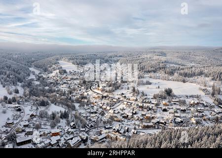 Germania, Turingia, Ilmenau, Stützerbach, villaggio, foresta, montagne, neve, luce mattutina, panoramica, foto aerea Foto Stock