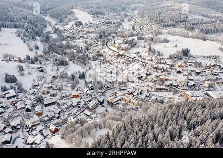 Germania, Turingia, Ilmenau, Stützerbach, villaggio, foresta, montagne, neve, luce mattutina, panoramica, vista obliqua, vista aerea Foto Stock
