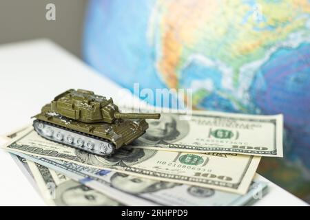 Serbatoio giocattolo in miniatura sulla mappa della Bielorussia Lituania. Foto Stock