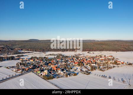 Germania, Turingia, Königsee, Dörnfeld an der Heide, villaggio, campi, foresta, neve, panoramica, foto aerea Foto Stock