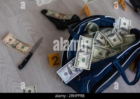 Borsone Full Black Duffel Bag di Hundred Dollar Bills Foto Stock