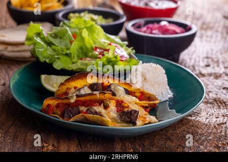 tacos messicani su legno scuro Foto Stock