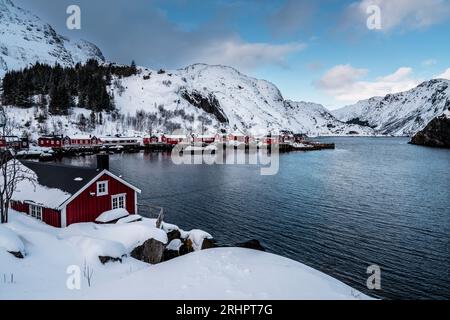 Capanne da pesca rosse, Nusfjord, Lofoten, Norvegia, inverno Foto Stock