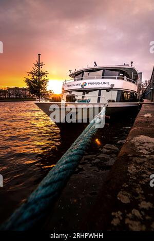 Molo di Natale e nave Primus Line, albero di Natale, tramonto a Francoforte sul meno, Assia, Germania Foto Stock