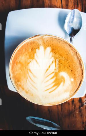 Caffè con schiuma di latte e motivo Foto Stock