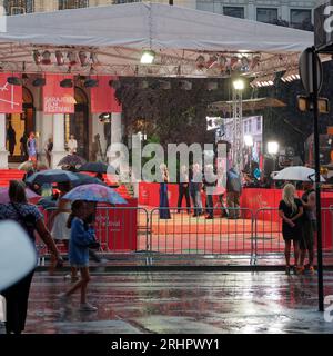 Gli ospiti arrivano sul tappeto rosso sotto la pioggia per il Sarajevo Film Festival, Festival Square, Sarajevo, Bosnia ed Erzegovina, 18 agosto, 2023 Foto Stock