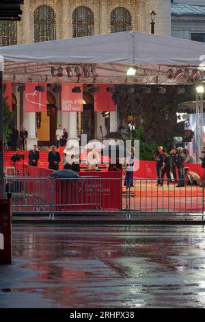 Gli ospiti arrivano sul tappeto rosso sotto la pioggia per il Sarajevo Film Festival, Festival Square, Sarajevo, Bosnia ed Erzegovina, 18 agosto, 2023 Foto Stock