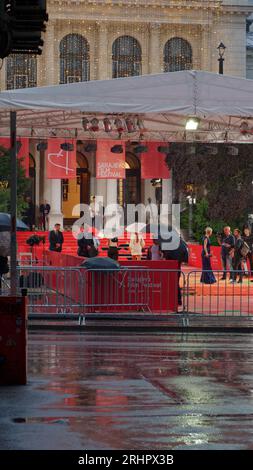 Gli ospiti arrivano sul tappeto rosso sotto la pioggia per il Sarajevo Film Festival, Festival Square, Sarajevo, Bosnia ed Erzegovina, 18 agosto, 2023 Foto Stock