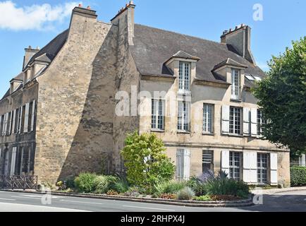 Un paio di attraenti cottage sostanziali, una rara sopravvivenza, vicino al centro di Poissy, comune SW di Parigi nel Dipartimento di Yvelines Foto Stock