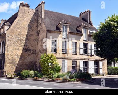 Un paio di attraenti cottage sostanziali, una rara sopravvivenza, vicino al centro di Poissy, comune SW di Parigi nel Dipartimento di Yvelines Foto Stock