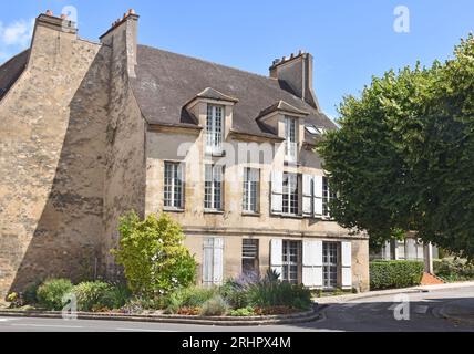 Un paio di attraenti cottage sostanziali, una rara sopravvivenza, vicino al centro di Poissy, comune SW di Parigi nel Dipartimento di Yvelines Foto Stock