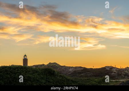 Il semaforo del faro ruota Kliff vicino a Kampen su Sylt dopo il tramonto Foto Stock