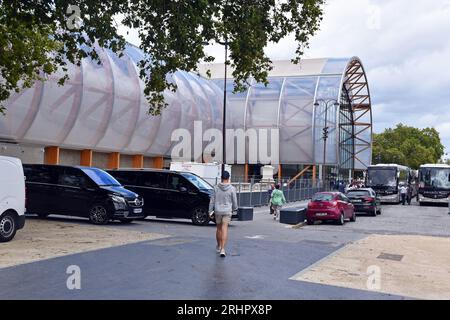 Il Palais Ephereme, una sala per mostre temporanee nel Champ de Mars, Parigi, per ospitare esposizioni temporanee mentre il Grand Palais è in fase di ristrutturazione Foto Stock