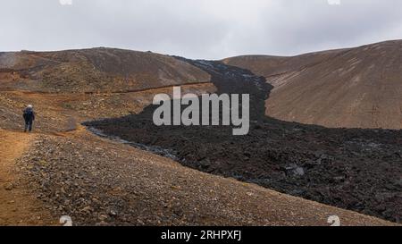 Campi di lava, poco dopo l'eruzione vulcanica "Fagradallsfjall". Regione di Keilir / Litli-Hrútur, escursionista Foto Stock