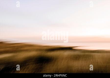 Spiaggia e dune ad Ahrenshoop al tramonto come immagine ICM Foto Stock