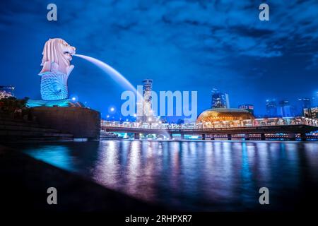 Serata alla fontana della statua di Merlion nel Merlion Park. Foto Stock