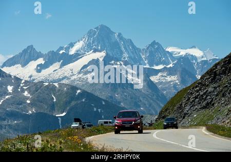 Strade alpine in Svizzera, salita a Furkapass, Finsteraarhorn in fondo, Furkapasstrasse vicino a Gletsch, Obergoms, Vallese, Svizzera Foto Stock