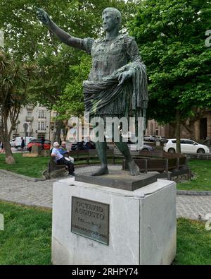 Statua in bronzo dell'imperatore romano Octavio Augusto, Gijon, Asturie, Spagna, Europa Foto Stock