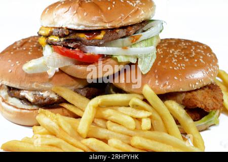 Panini di sesamo con polpettine di filetto di pollo fritte, lattuga croccante, formaggio fuso, cipolle e salsa, polpettine di manzo spesse e succose con covere di formaggio Foto Stock