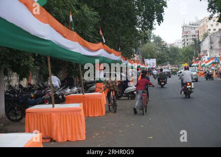 Rajkot, Gujarat, India, 13-08-2023, Har Ghar Tiranga Yatra. Decorazione della strada prima dell'Independence Day. Dharam Cinema Street, R World Foto Stock